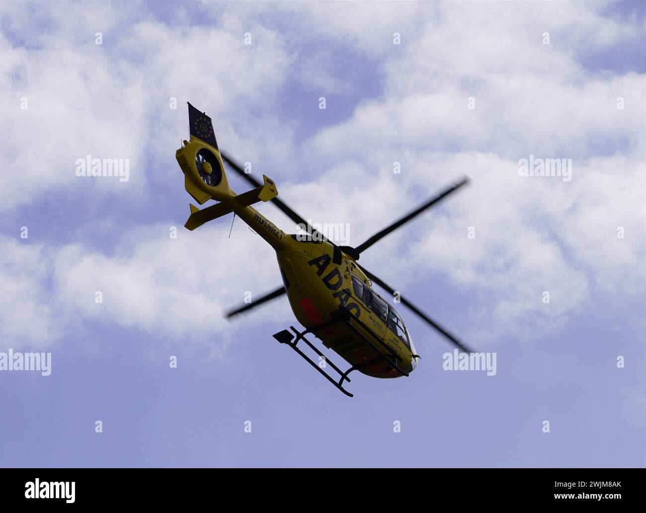 ADAC Luftrettung en Allemagne exploite une flotte d'hélicoptères EC135, connus pour leur fiabilité et leur polyvalence dans les services médicaux d'urgence. Banque D'Images