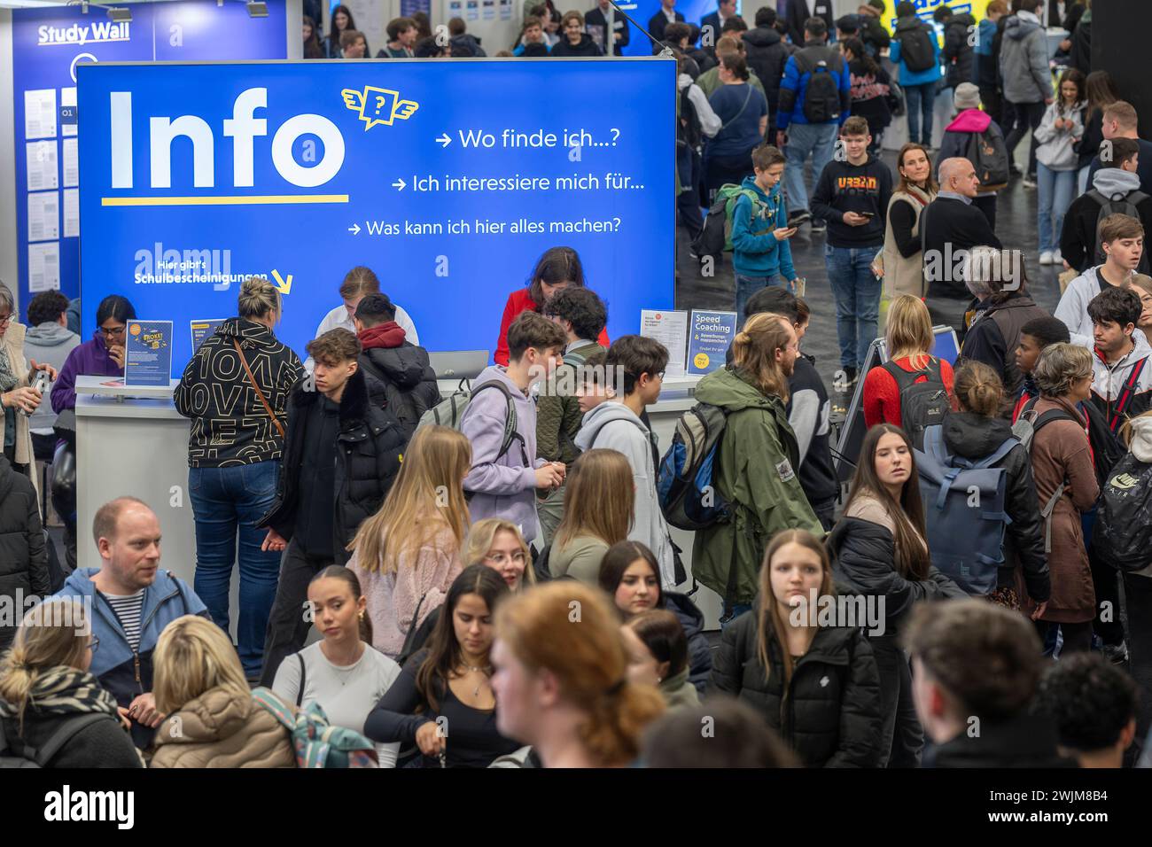 Kölner Messehalle, Berufsorientierungsmesse EINSTIEG. Hier treffen Schüler auf knapp 350 Aussteller wie Unternehmen, Universitäten, Private Hochschulen, Verbände, Ministerien und Anbieter von Auslandsaufenthalten und können sich umfassend über die Berufswelt informieren. *** Salle d'exposition de Cologne, salon d'orientation professionnelle EINSTIEG. Ici, les écoliers rencontrent près de 350 exposants tels que des entreprises, des universités, des collèges privés, des associations, des ministères et des prestataires de séjours à l’étranger et peuvent obtenir des informations complètes sur le monde du travail. Nordrhein-Westfalen Deutschland, Allemagne GMS10 Banque D'Images