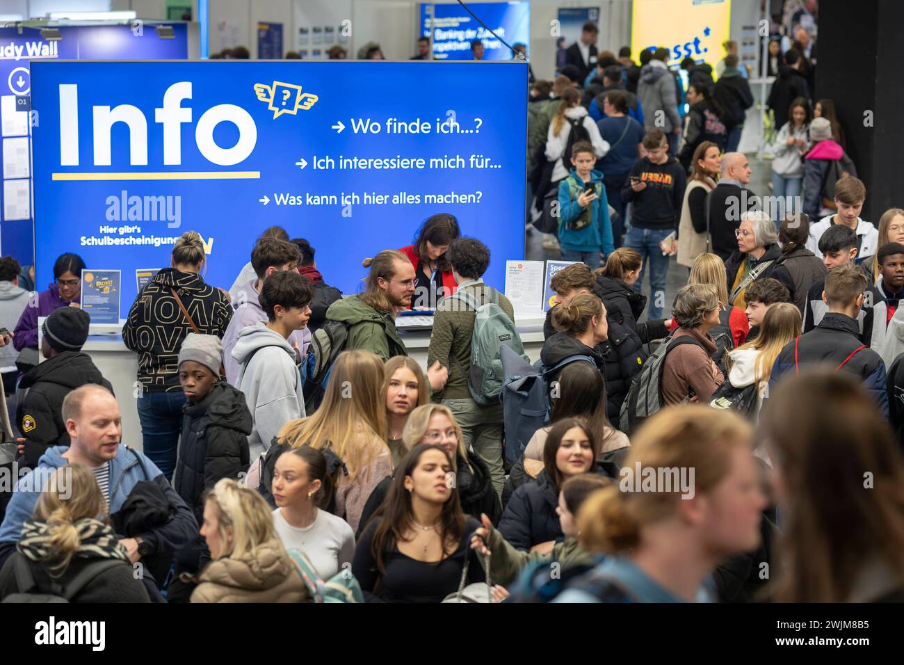 Kölner Messehalle, Berufsorientierungsmesse EINSTIEG. Hier treffen Schüler auf knapp 350 Aussteller wie Unternehmen, Universitäten, Private Hochschulen, Verbände, Ministerien und Anbieter von Auslandsaufenthalten und können sich umfassend über die Berufswelt informieren. *** Salle d'exposition de Cologne, salon d'orientation professionnelle EINSTIEG. Ici, les écoliers rencontrent près de 350 exposants tels que des entreprises, des universités, des collèges privés, des associations, des ministères et des prestataires de séjours à l’étranger et peuvent obtenir des informations complètes sur le monde du travail. Nordrhein-Westfalen Deutschland, Allemagne GMS10 Banque D'Images