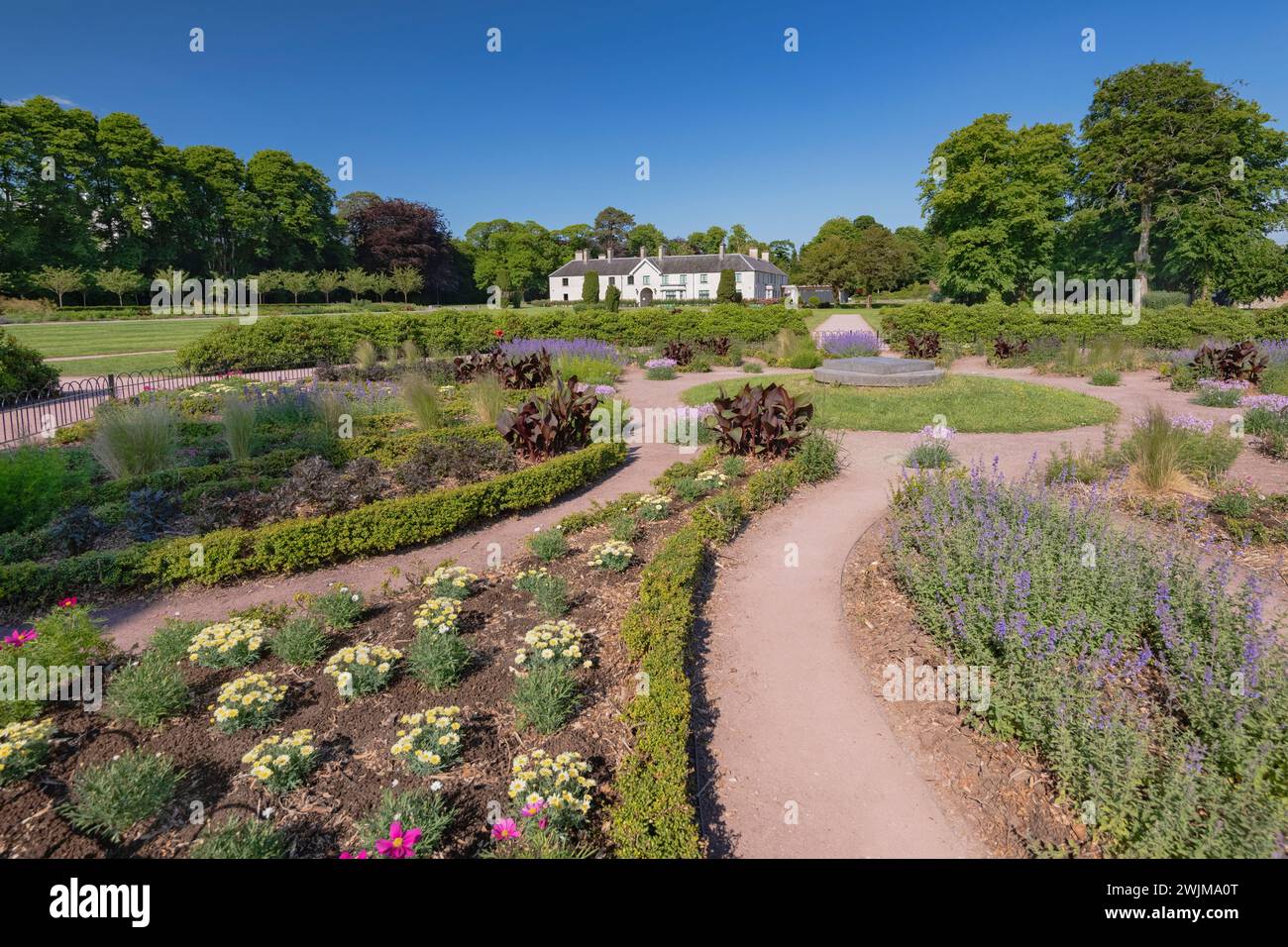 Irlande, comté de Kerry, Killarney, Killarney House et jardins, jardins ornementaux avec Killarney House en arrière-plan. Banque D'Images