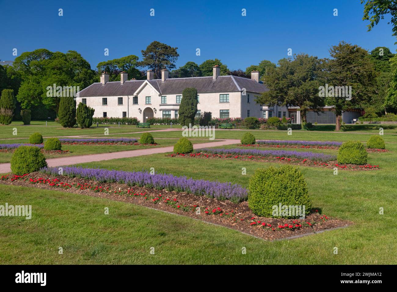 Irlande, comté de Kerry, Killarney, Killarney House et jardins, jardins ornementaux avec Killarney House en arrière-plan. Banque D'Images