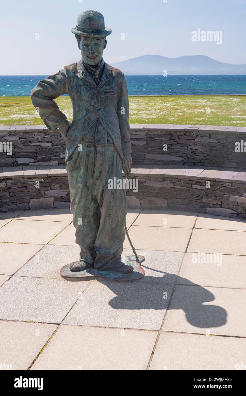 Irlande, comté de Kerry, péninsule d'Iveragh, anneau du Kerry, Waterville, statue de Charlie Chaplin qui y passait régulièrement ses vacances avec sa famille dans les années 1960 Banque D'Images