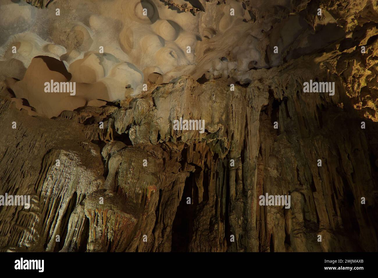 Hang Sung Sot Cave dans la baie d'Halong au Vietnam Banque D'Images