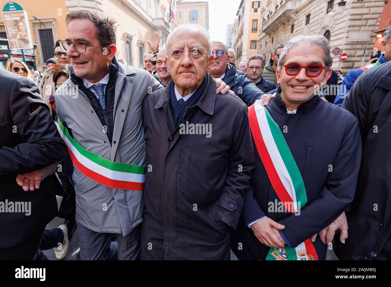 Roma, Italie. 16 février 2024. Foto Roberto Monaldo/LaPresse16-02-2024 Roma Politica Manifestazione dei sindaci e degli amministratori locali del sud contro la legge sull'autonomia differenziata Nella foto il Governatore della Campania Vincenzo de Luca alla testa del corteo diretto al ministero per la Coesione 16-02-2024 Rome (Italie) politique manifestation des maires et administrateurs locaux du sud Italie contre la loi sur l'autonomie différenciée dans le pic Vincenzo de Luca Credit : LaPresse/Alamy Live News Banque D'Images