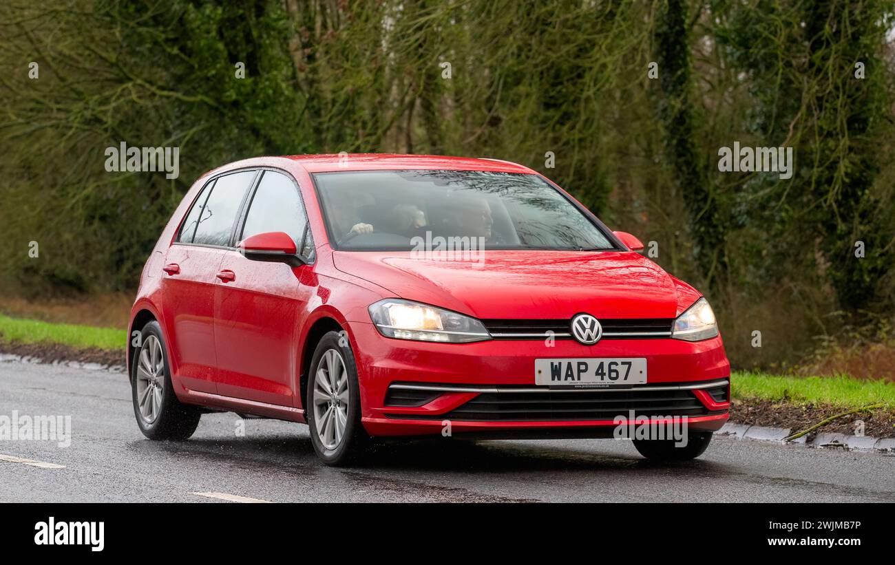 Milton Keynes, UK-9 février 2024 : 2017 voiture rouge Volkswagen Golf conduisant sur une route anglaise Banque D'Images