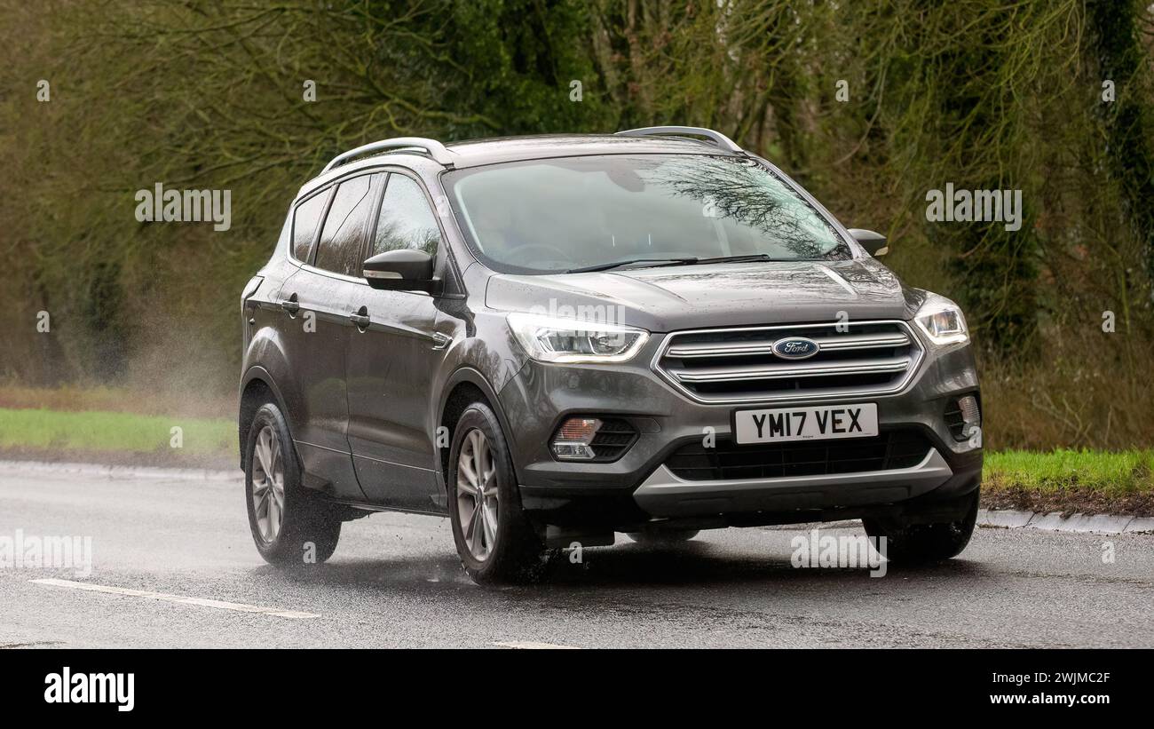 Milton Keynes, UK-Feb 9th 2024 : 2017 voiture Ford Kuga à moteur diesel gris conduisant sur une route anglaise Banque D'Images