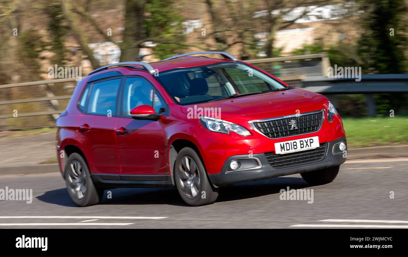 Milton Keynes, UK-13 février 2024 : 2018 rouge Peugeot 2008 voiture conduisant sur une route anglaise Banque D'Images