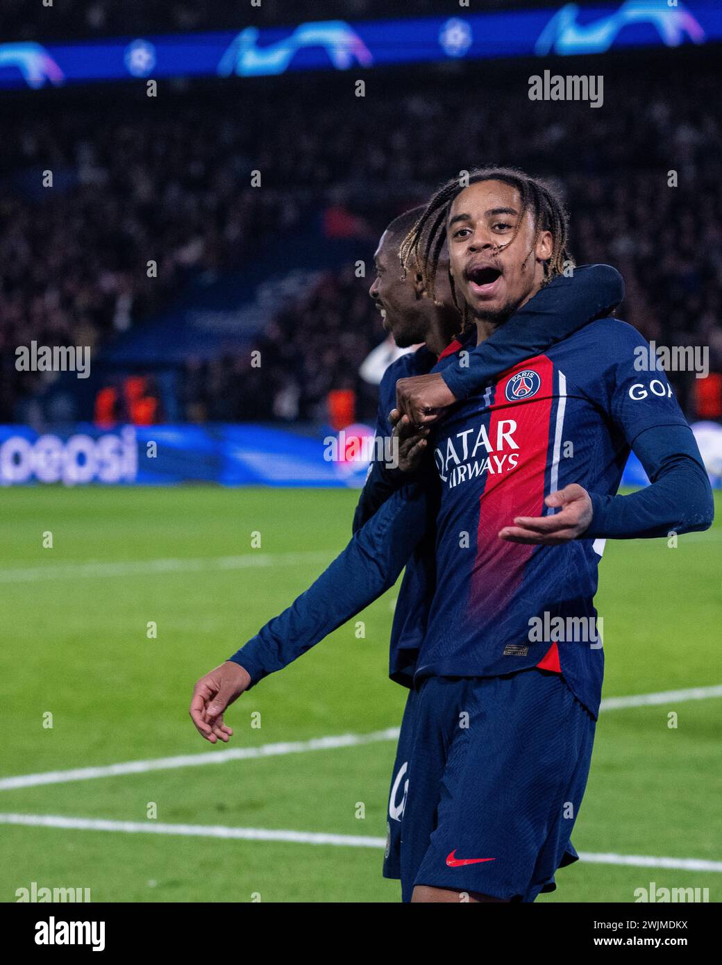 PARIS, FRANCE - 14 FÉVRIER : Bradley Barcola du Paris Saint-Germain célèbre avec Ousmane Dembele après avoir marqué un but lors des champions de l'UEFA Lea Banque D'Images