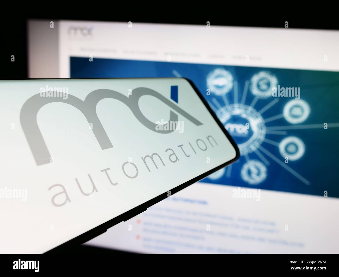 Téléphone portable avec logo de la société d'ingénierie allemande MAX Automation se en face du site Web de l'entreprise. Concentrez-vous sur le centre de l'écran du téléphone. Banque D'Images
