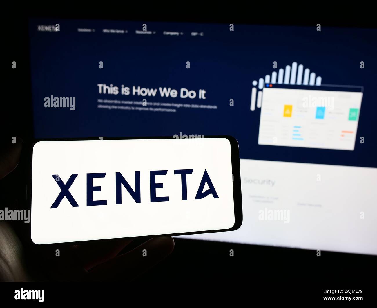 Personne tenant le téléphone portable avec le logo de la société norvégienne d'analyse d'expédition Xeneta COMME en face de la page Web de l'entreprise. Concentrez-vous sur l'affichage du téléphone. Banque D'Images
