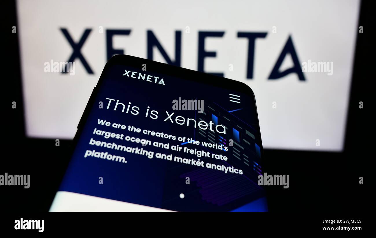Téléphone portable avec page Web de la société norvégienne d'analyse d'expédition Xeneta COMME devant le logo de l'entreprise. Concentrez-vous sur le coin supérieur gauche de l'écran du téléphone. Banque D'Images