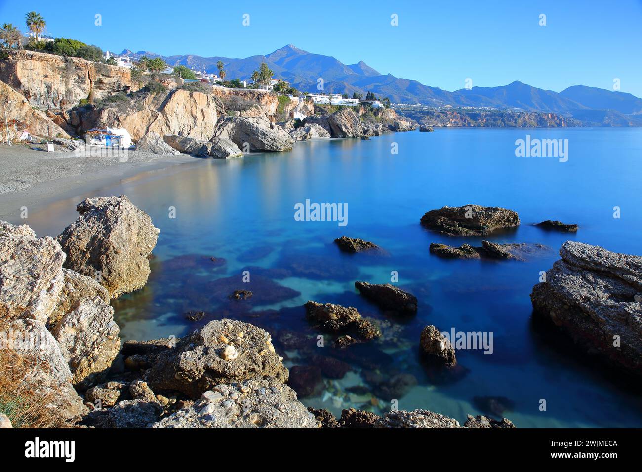 Playa Calahonda (plage de Calahonda) et la côte rocheuse du village Nerja, Axarquia, province de Malaga, Andalousie, Espagne Banque D'Images