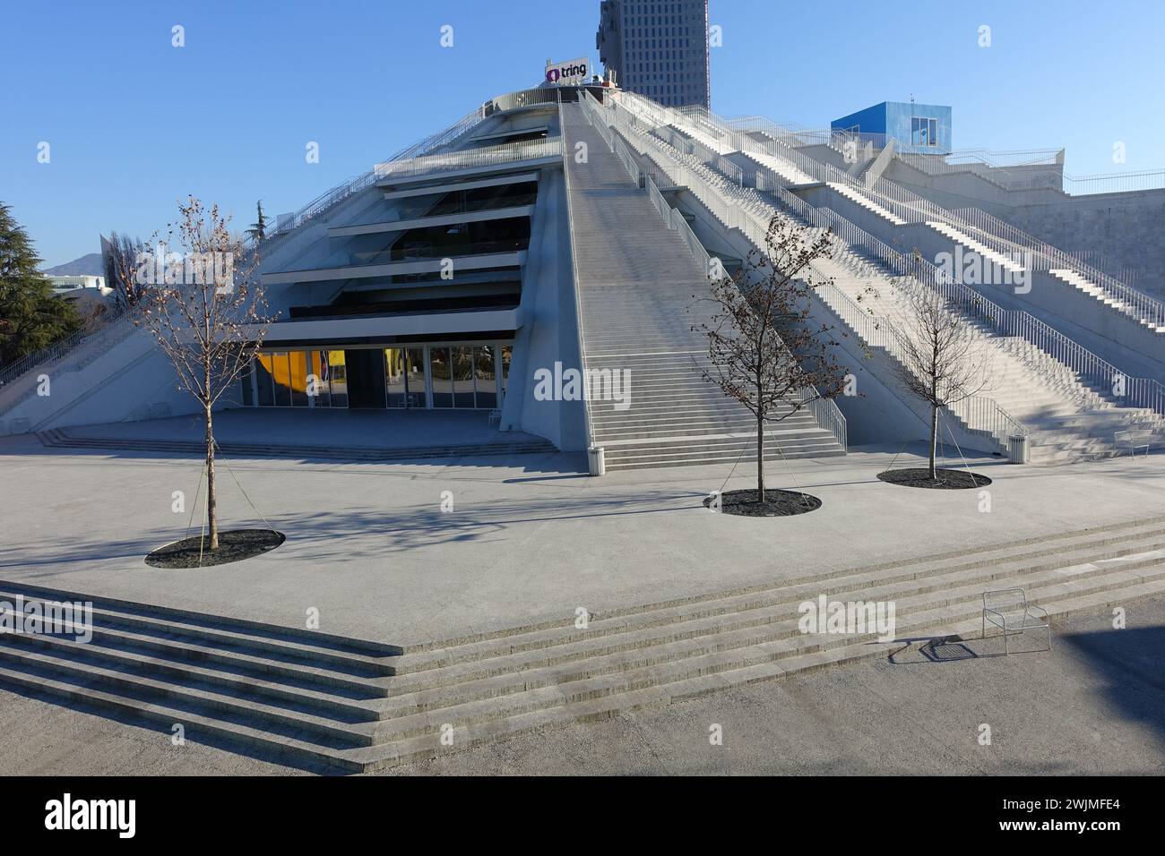 La pyramide construite par Enver Hoxha dans le centre de Tirana a été ...