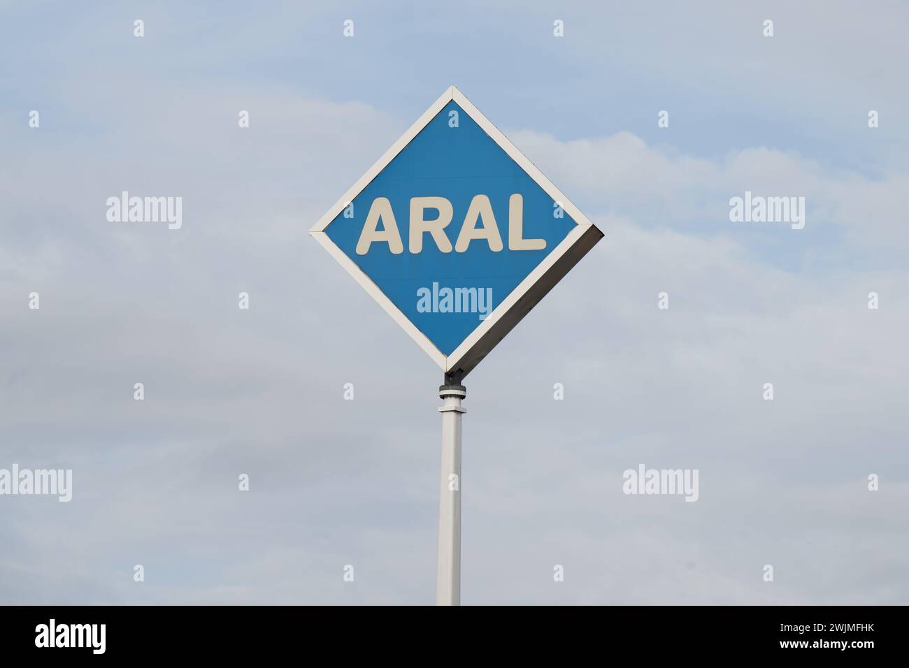 , Alltag, Deutschland, Rhénanie-Palatinat, 16.02.2024, ARAL Firmenlogo auf blauem Schild, klare Linien gegen Wolken. Banque D'Images
