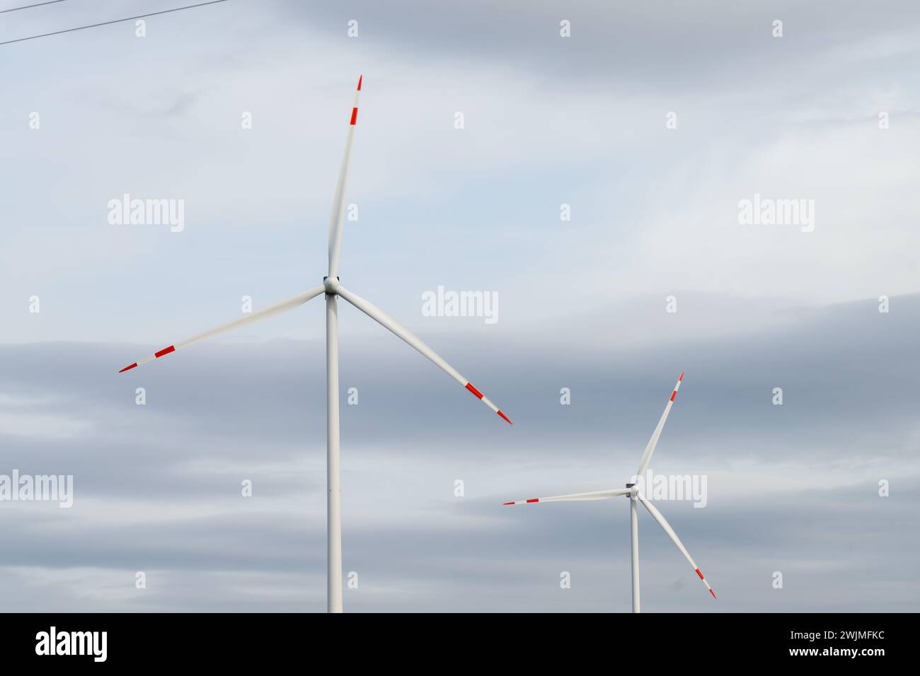 , Wirtschaft, Deutschland, Rhénanie-Palatinat, 16.02.2024, Windräder gegen bewölkten Himmel. Symbole grüner Energie. Banque D'Images