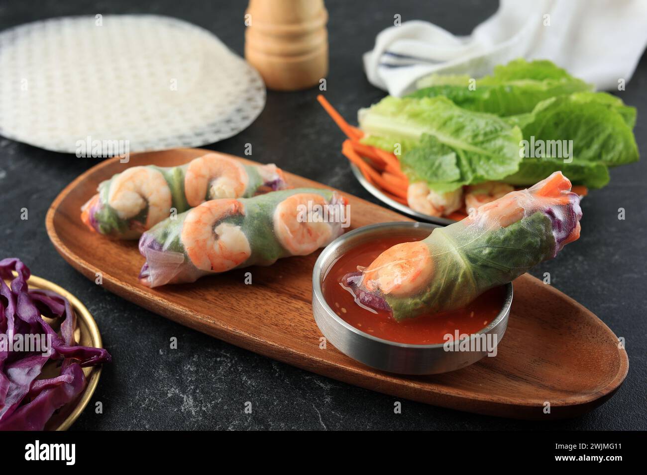 Salade de rouleaux de printemps frais du Vietnam avec crevettes et divers légumes. Servir avec une sauce rouge épicée douce et aigre Banque D'Images