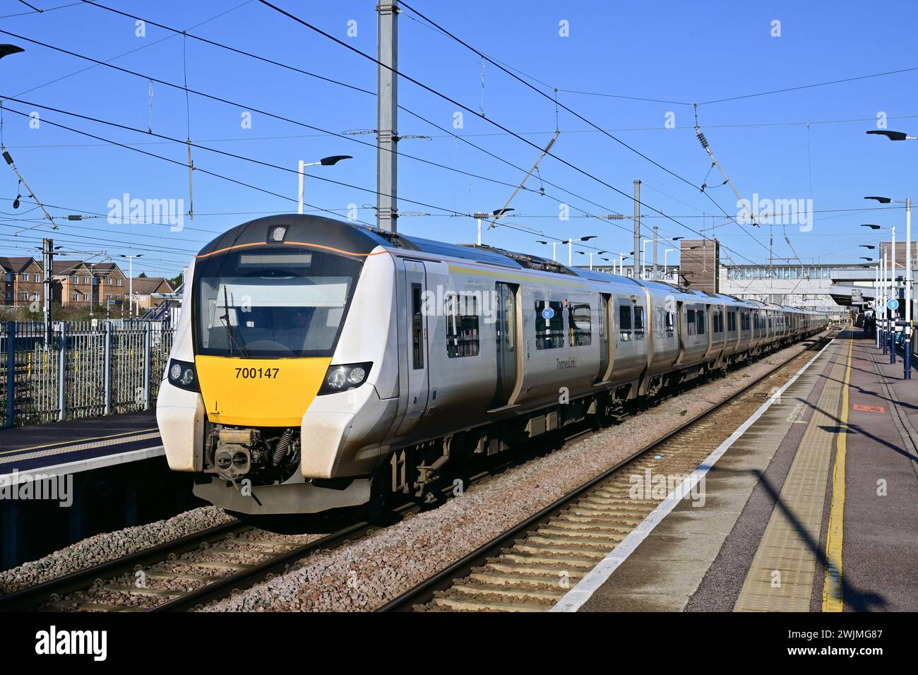 Train de voyageurs classe 700 EMU à la gare quai 2, Peterborough, Cambridgeshire, Angleterre, Royaume-Uni Banque D'Images