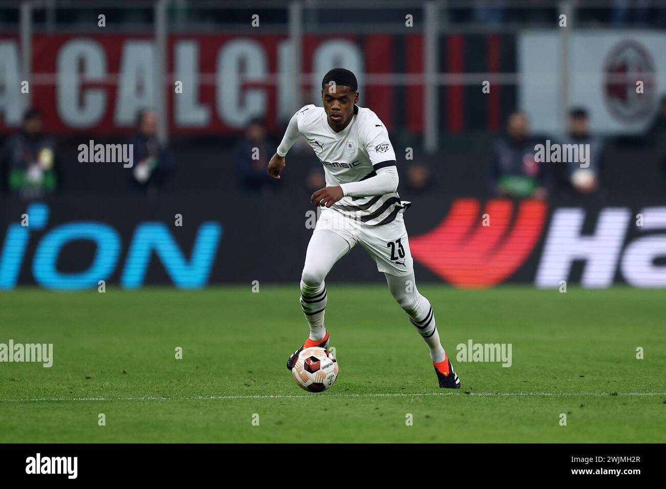 Milan, Italie. 15 février 2024. Réchauffé Omari du stade Rennais FC en action lors du match de play-off de l'UEFA Europa League entre l'AC Milan et le stade Rennais FC au Stadio Giuseppe Meazza le 15 février 2024 à Milan, Italie . Crédit : Marco Canoniero/Alamy Live News Banque D'Images