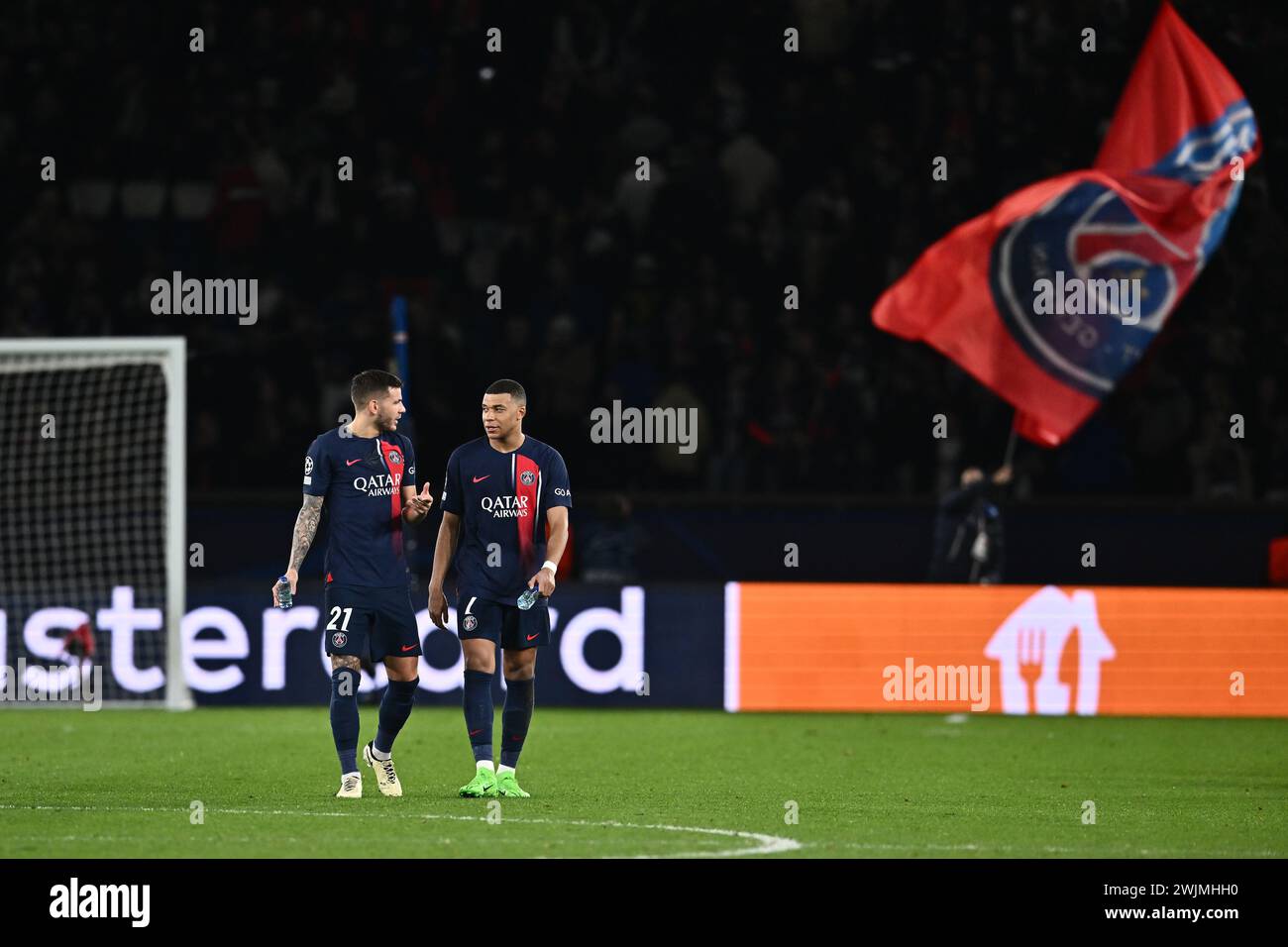 PARIS, FRANCE - 14 FÉVRIER : Lucas Hernandez et Kylian Mbappe, du Paris Saint-Germain, lors de la manche 2023/24 de l'UEFA Champions League de 16 m de première manche Banque D'Images