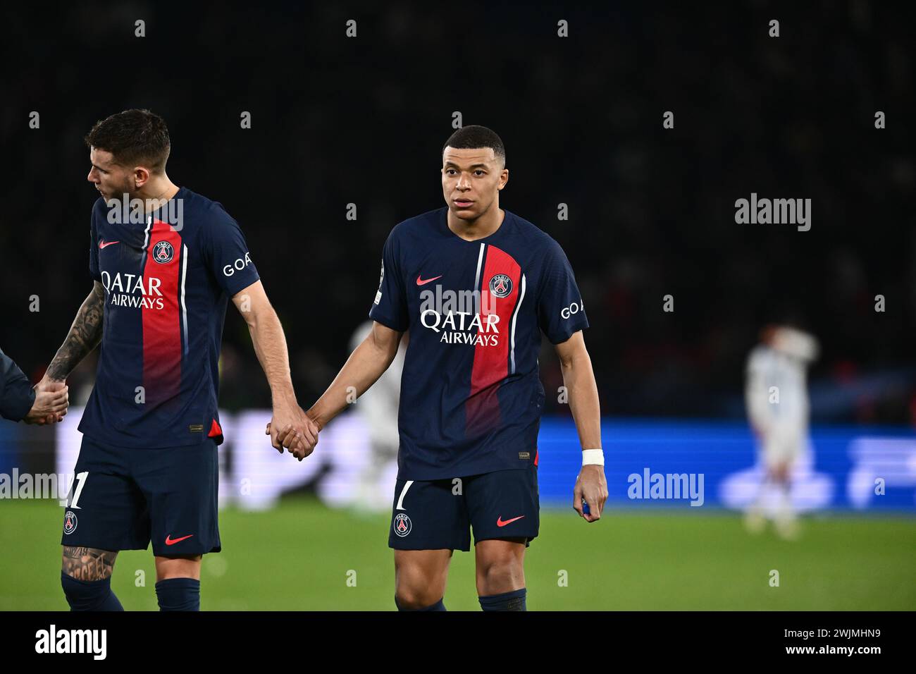 PARIS, FRANCE - 14 FÉVRIER : Lucas Hernandez et Kylian Mbappe, du Paris Saint-Germain, lors de la manche 2023/24 de l'UEFA Champions League de 16 m de première manche Banque D'Images