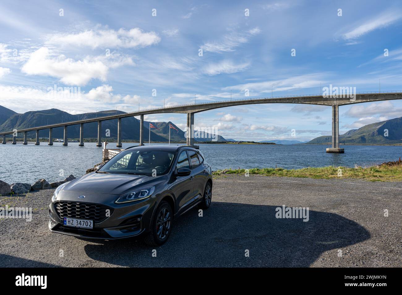 Une Ford Kuga gris métallique garée devant le pont. Norvège Banque D'Images