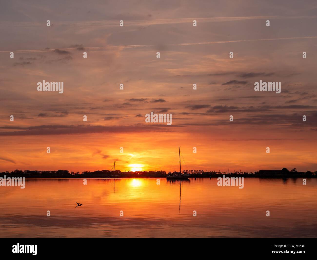 Voiliers ancrés au coucher du soleil sur le lac de Morra, de Friese Meren, Frise, pays-Bas Banque D'Images