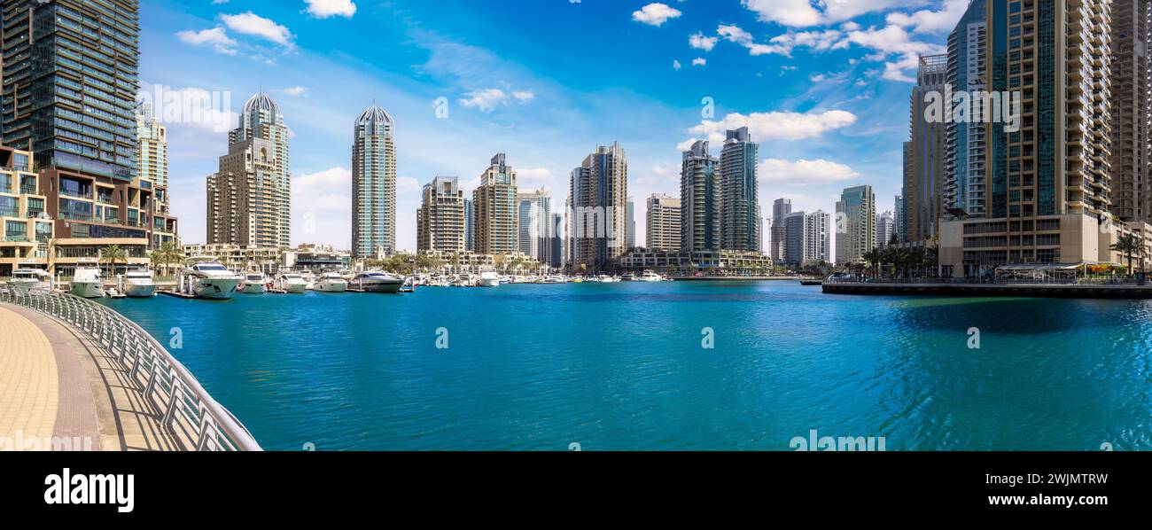 Captivant Dubai Marina, Une vue panoramique sur le front de mer de luxe moderne et d'architecture de haute élévation. Banque D'Images