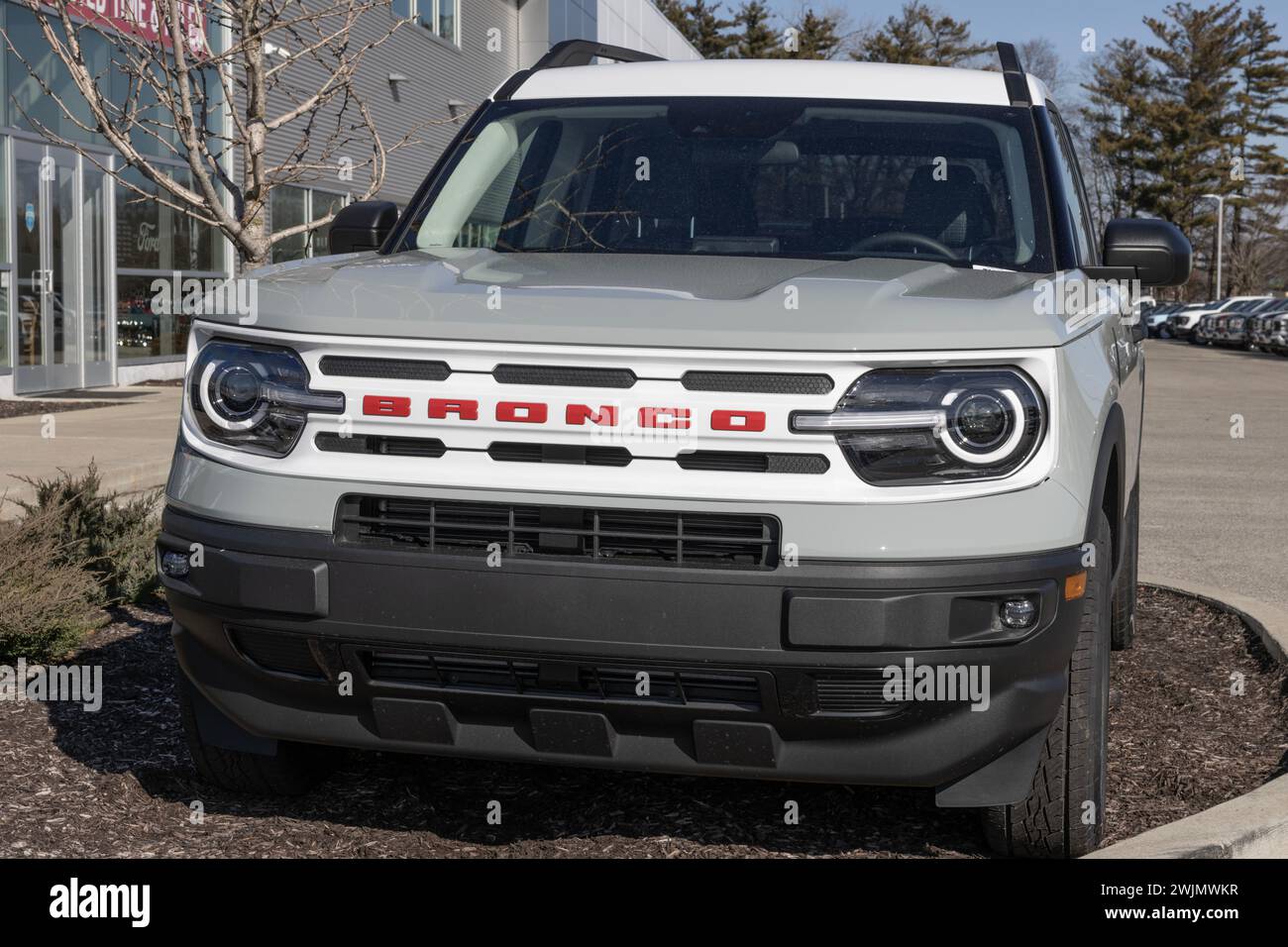 Indianapolis - 11 février 2024 : exposition des concessionnaires Ford Bronco Sport Heritage. Ford propose le Bronco dans les modèles Big Bend, Outer Banks et Badlands. Banque D'Images