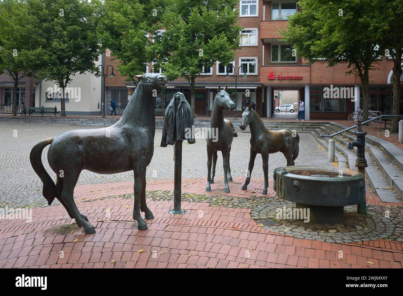 Allemagne, basse-Saxe, Rotenburg an der Wümme - 27 juillet 2023 : fontaine à chevaux sur la place de la mairie. Banque D'Images