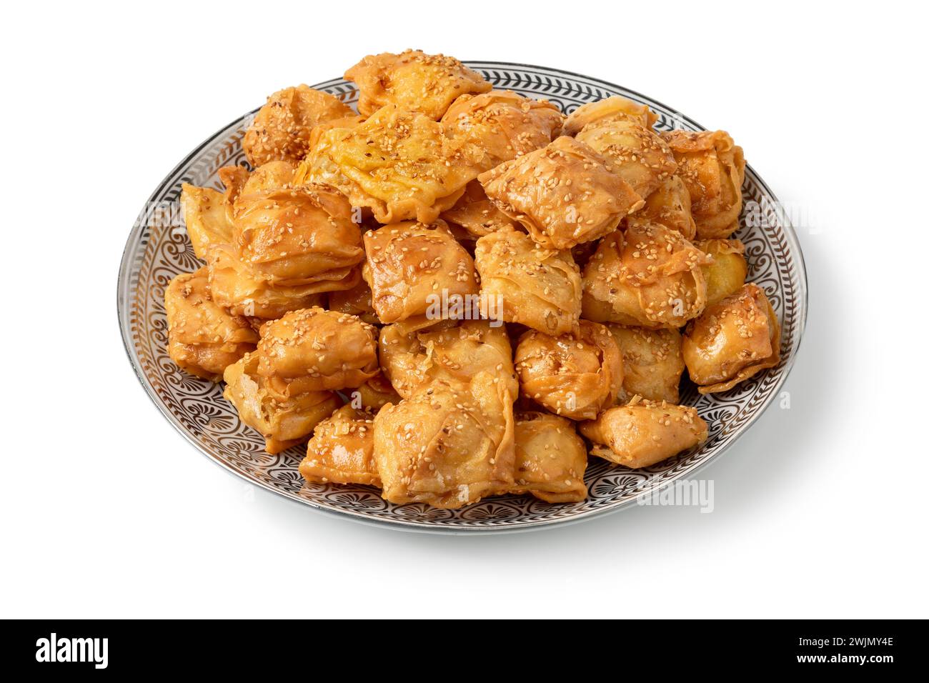 Assiette avec des biscuits au miel de Rghayef frits, de forme carrée, près isolé sur fond blanc Banque D'Images