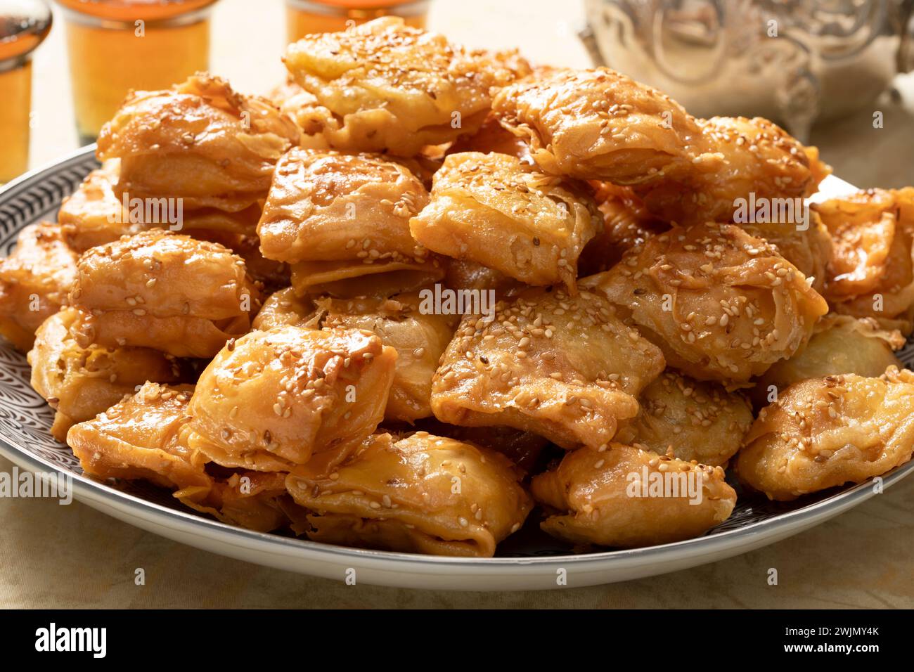 Plat avec des biscuits au miel de Rghayef frits, de forme carrée, de gros plan Banque D'Images
