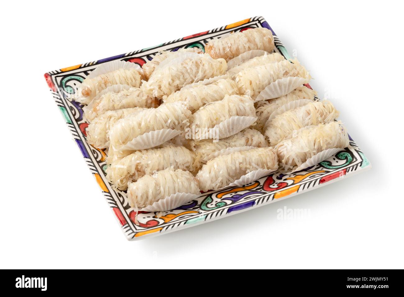 Assiette avec pâtisserie traditionnelle biscuits aux amandes marocaines en gros plan isolé sur fond blanc Banque D'Images