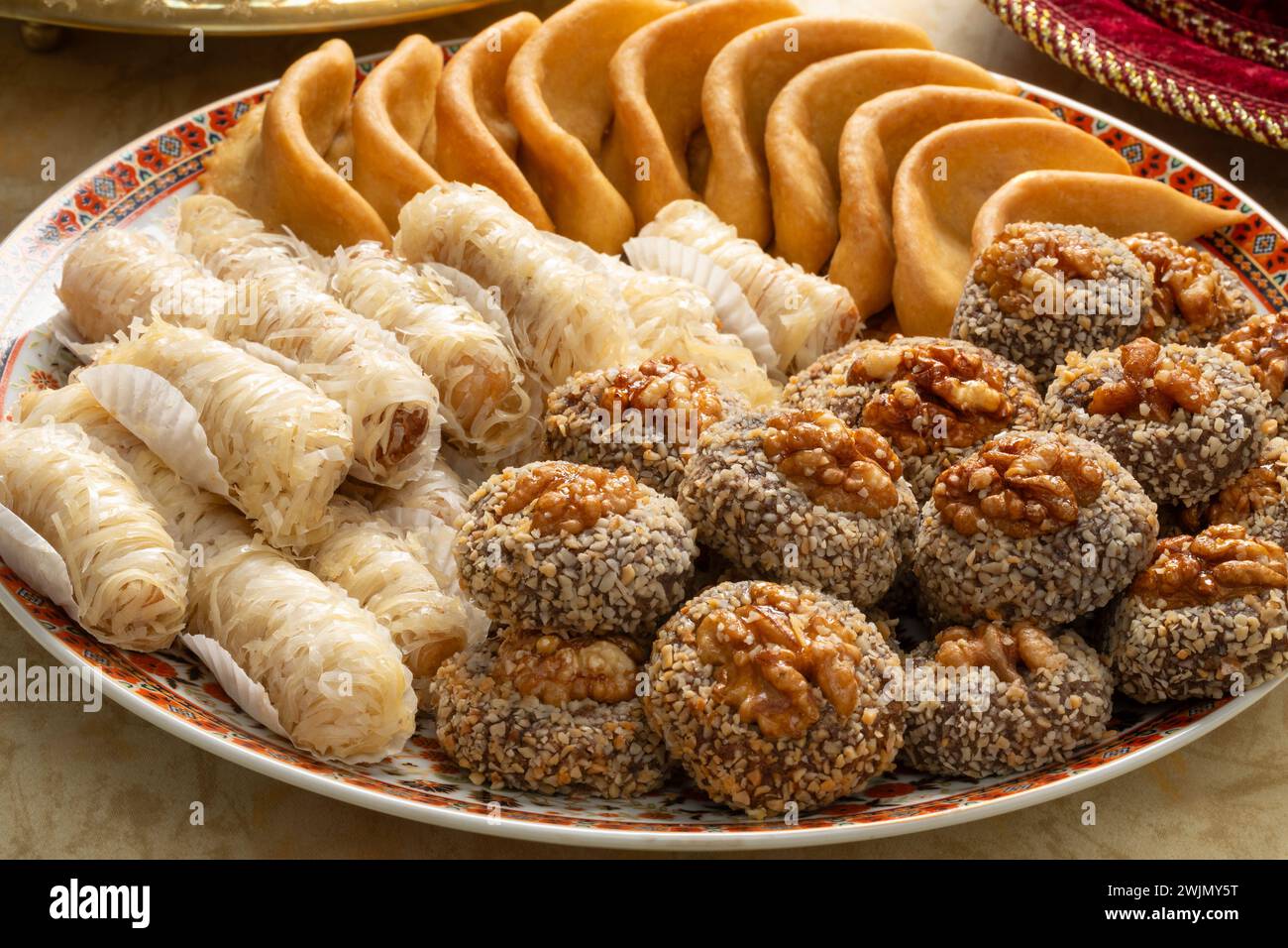 Assiette avec une variation de biscuits marocains festifs traditionnels gros plan Banque D'Images
