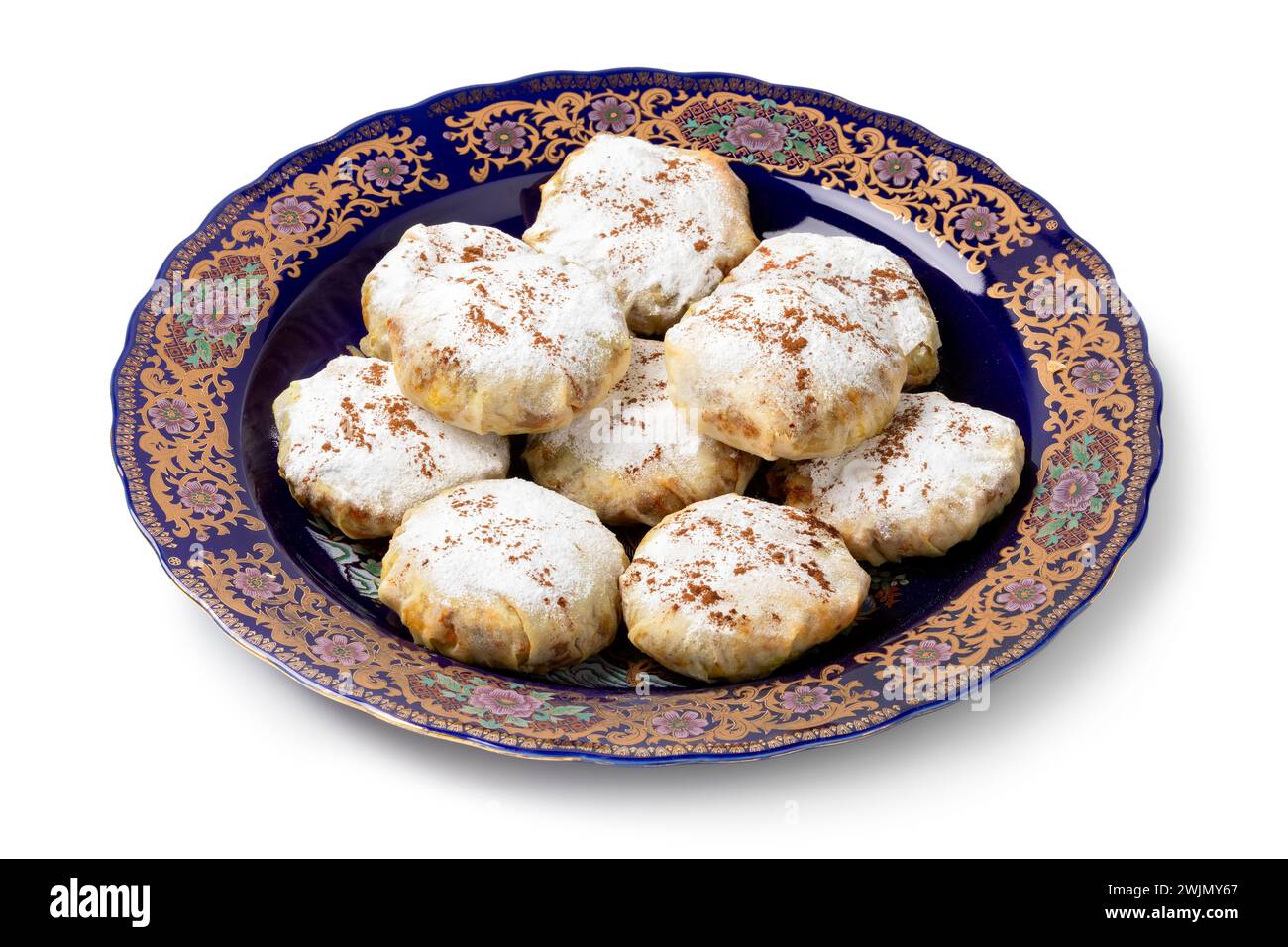 Assiette traditionnelle avec mini bastella marocaine fraîchement cuite farcie au poulet et recouverte de sucre et cannelle gros plan isolé sur backgrou blanc Banque D'Images