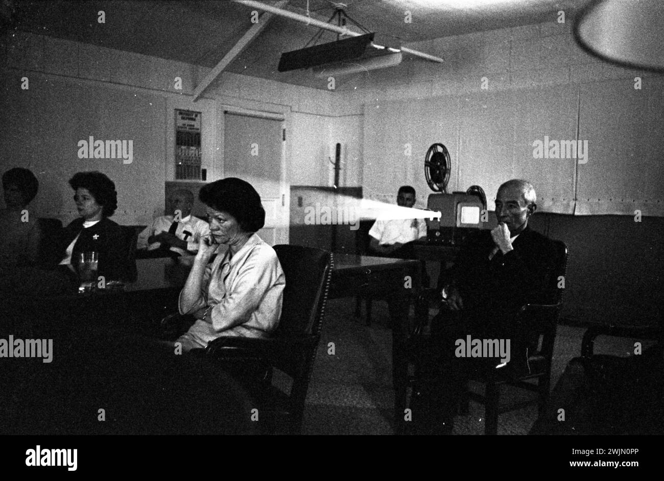 J. Robert Oppenheimer et Kitty Oppenheimer regardent dix secondes qui ont secoué le monde Banque D'Images