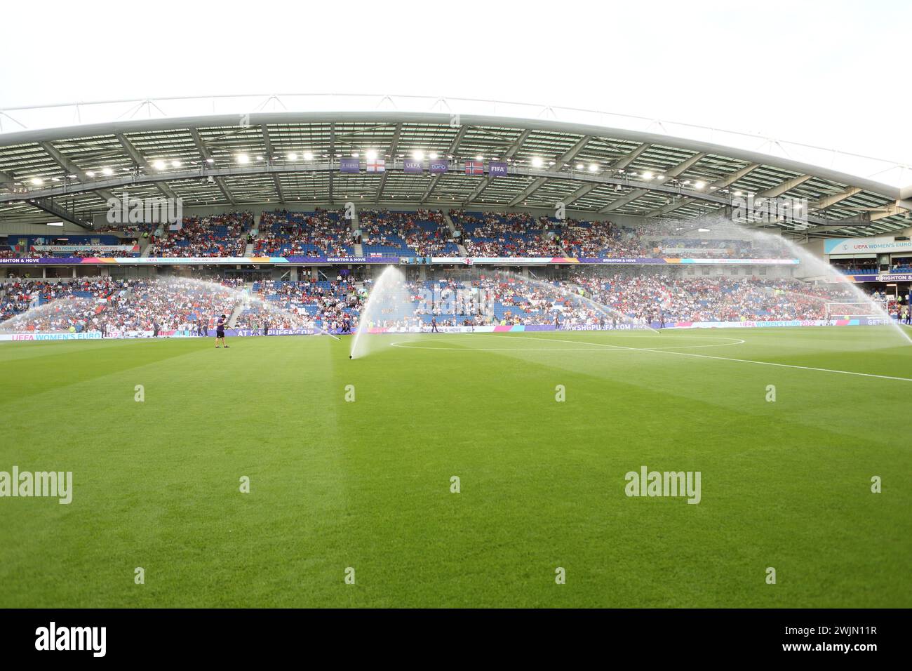Arroseurs arroser le terrain Angleterre - Norvège UEFA Womens Euro Brighton Community Stadium (stade Amex) 11 juillet 2022 Banque D'Images