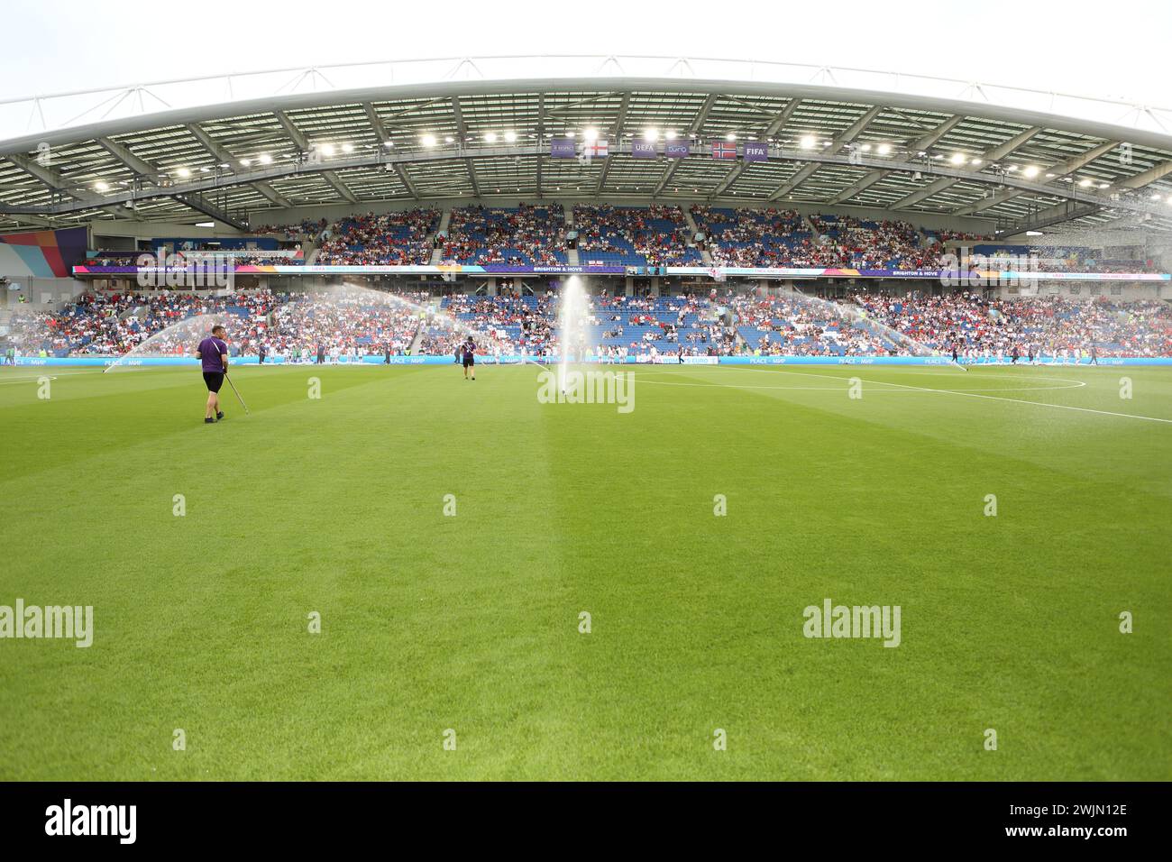 Arroseurs arroser le terrain Angleterre - Norvège UEFA Womens Euro Brighton Community Stadium (stade Amex) 11 juillet 2022 Banque D'Images