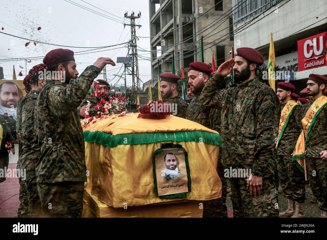 Nabatieh, Liban. 16 février 2024. Des militants pro-iraniens du Hezbollah portent le cercueil du commandant en chef du parti, Ali al-Debs, tué dans une attaque de drone israélien, lors de son cortège funèbre dans le village libanais de Nabatieh, au sud du Liban. Debs et quatre de ses gardes ainsi que sept civils ont été tués dans un raid israélien sur un bâtiment à Nabatieh. Crédit : Marwan Naamani/dpa/Alamy Live News Banque D'Images