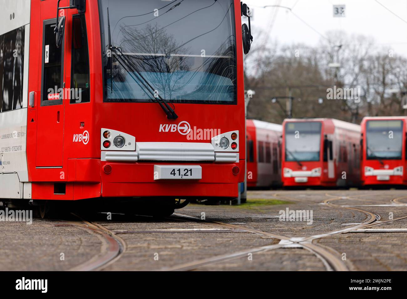 Streik im NRW-Nahverkehr : Bahnen der KVB stehen im Depot, da die Mitarbeiter des Verkehrsunternehmens heute die Arbeit niedergelegt haben. Die Gewerkschaft Verdi fordert die Einführung einer 35-Stunden-Woche und Begrenzung der Schichtlänge auf maximal zehn Stunden. Themenbild, Symbolbild Köln, 15.02.2024 NRW Deutschland *** grève dans les transports locaux NRW les trains KVB sont stationnés dans le dépôt alors que les employés de la compagnie de transport ont quitté leur travail aujourd'hui, le syndicat Verdi exige l'introduction d'une semaine de 35 heures et d'une durée maximale de 10 heures de travail image thématique, image symbolique Cologne, 15 02 Banque D'Images