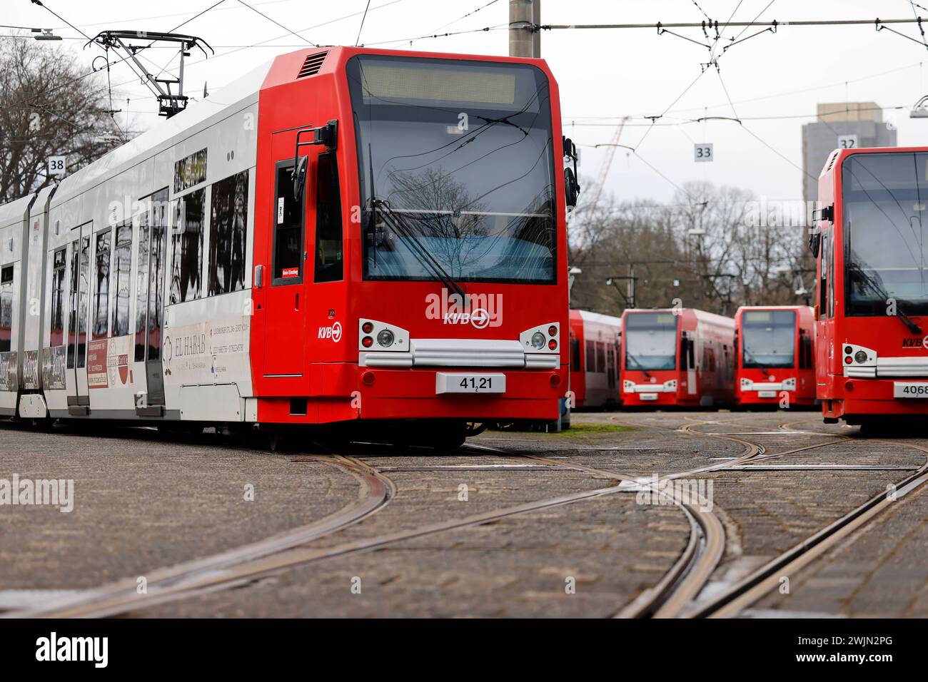 Streik im NRW-Nahverkehr : Bahnen der KVB stehen im Depot, da die Mitarbeiter des Verkehrsunternehmens heute die Arbeit niedergelegt haben. Die Gewerkschaft Verdi fordert die Einführung einer 35-Stunden-Woche und Begrenzung der Schichtlänge auf maximal zehn Stunden. Themenbild, Symbolbild Köln, 15.02.2024 NRW Deutschland *** grève dans les transports locaux NRW les trains KVB sont stationnés dans le dépôt alors que les employés de la compagnie de transport ont quitté leur travail aujourd'hui, le syndicat Verdi exige l'introduction d'une semaine de 35 heures et d'une durée maximale de 10 heures de travail image thématique, image symbolique Cologne, 15 02 Banque D'Images