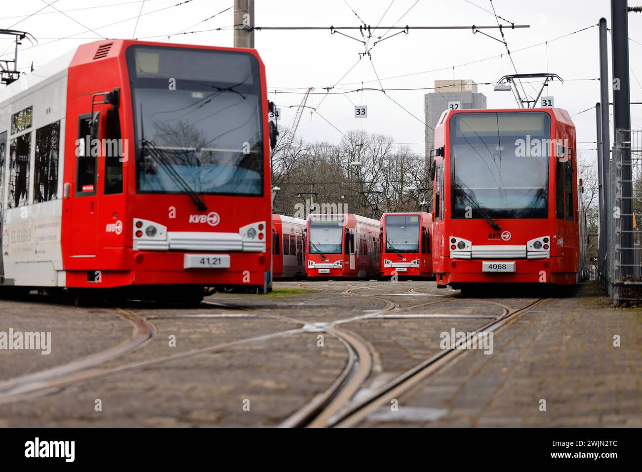 Streik im NRW-Nahverkehr : Bahnen der KVB stehen im Depot, da die Mitarbeiter des Verkehrsunternehmens heute die Arbeit niedergelegt haben. Die Gewerkschaft Verdi fordert die Einführung einer 35-Stunden-Woche und Begrenzung der Schichtlänge auf maximal zehn Stunden. Themenbild, Symbolbild Köln, 15.02.2024 NRW Deutschland *** grève dans les transports locaux NRW les trains KVB sont stationnés dans le dépôt alors que les employés de la compagnie de transport ont quitté leur travail aujourd'hui, le syndicat Verdi exige l'introduction d'une semaine de 35 heures et d'une durée maximale de 10 heures de travail image thématique, image symbolique Cologne, 15 02 Banque D'Images