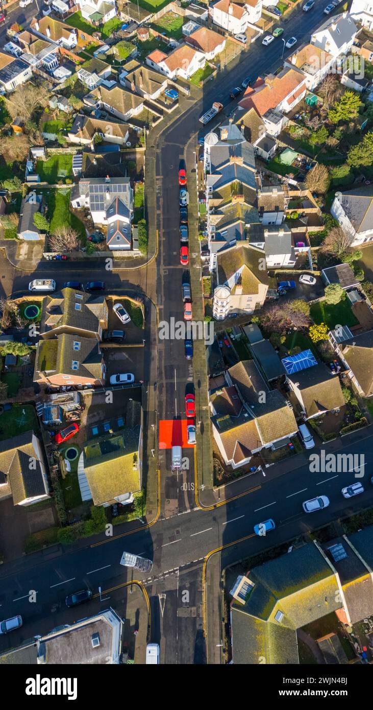 Herne Bay, Kent, Royaume-Uni. 16 février 2024. Les images aériennes montrent de nouveaux marquages routiers « éblouissants » pour indiquer de nouvelles zones de limitation de vitesse qui ont irrité les habitants les qualifiant de « superflus » et de « luridaires ». Pic : tir par drone d'Albany Drive et Sea Street. Crédit : Jamie McBean/Alamy Live News Banque D'Images
