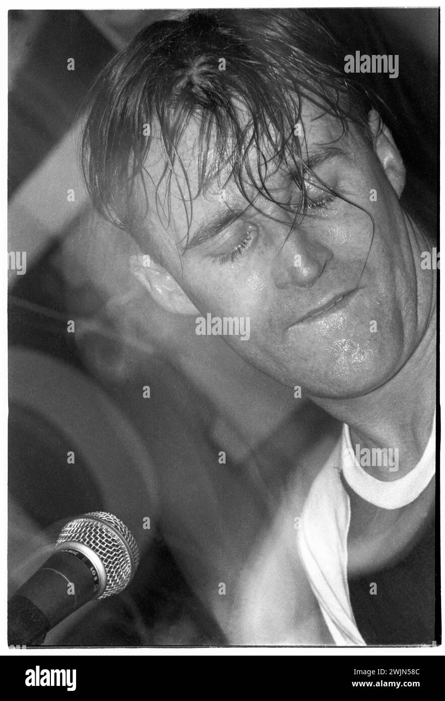 BLINK, CONCERT PRÉCOCE, 1994 : Dermot Lambert du groupe irlandais Blink jouant en concert au légendaire TJ's à Newport, au pays de Galles, au Royaume-Uni le 15 septembre 1994. Photo : Rob Watkins. IINFO : Blink, un groupe irlandais des années 90, a pris de l'importance avec son pop-punk énergique. Des tubes comme « Cello » et « It's Not My Fault » ont présenté leurs mélodies accrocheuses et leurs performances animées, leur valant une base de fans fidèle. Banque D'Images