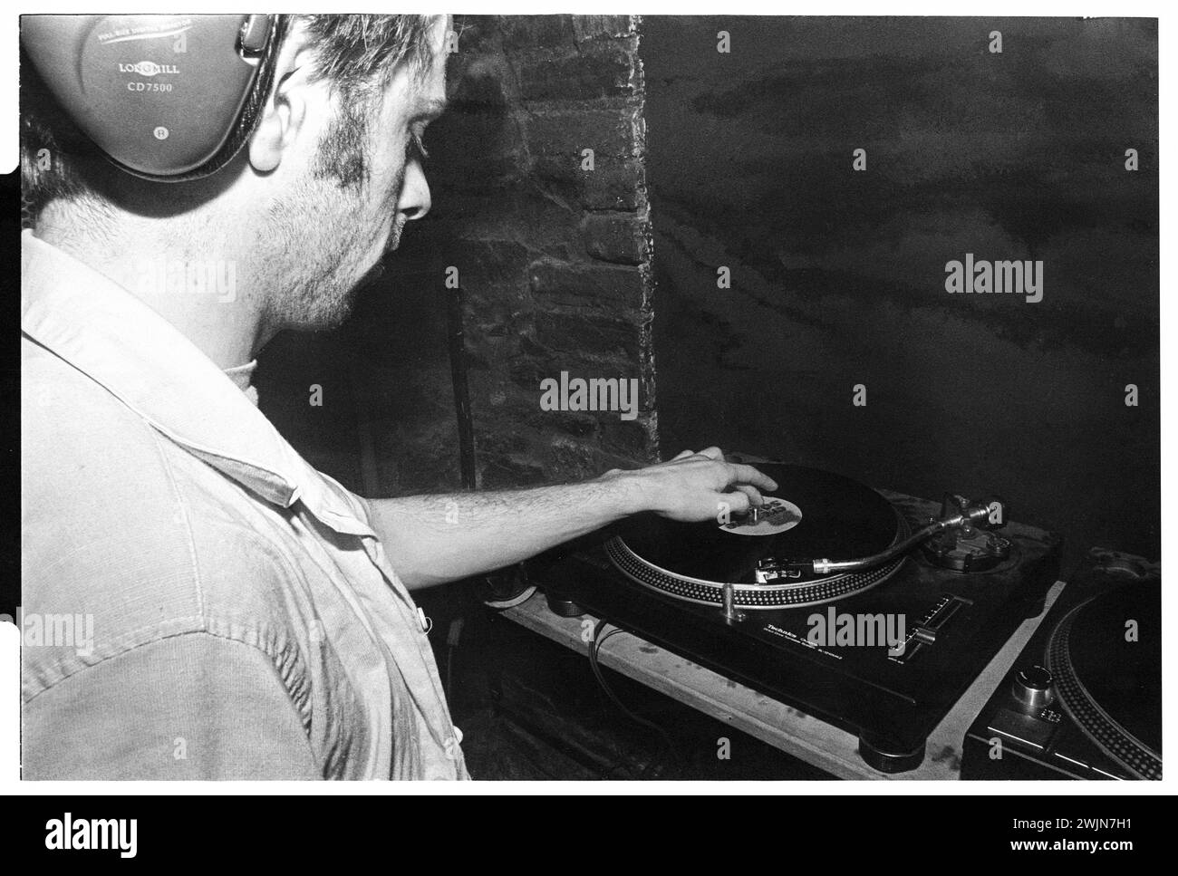 AUDIO AIR STRIKE, WELSH CLUB, 1996 : DJ et groupe techno gallois Audio Air Strike – de son vrai nom Richard Hawkins – photographié au Clwb IFOR à Cardiff en janvier 1996. Photo : Rob Watkins. Banque D'Images