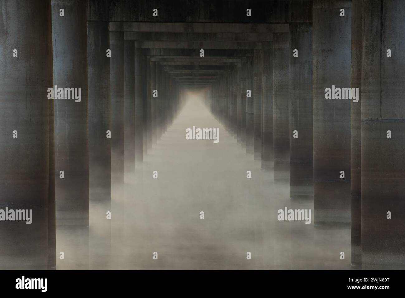 Brouillard matinal sous le pont de l'autoroute Interstate 10 sur la rivière Atchafalaya dans le bassin Atchafalaya en Louisiane. Banque D'Images