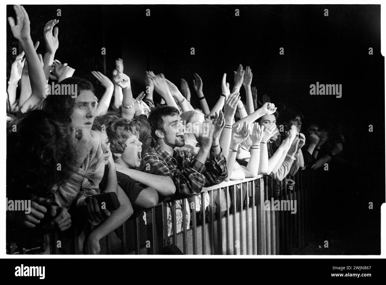 BRITPOP FANS, ANSON ROOMS, Bristol, 1996 : Britpop fans up to the Barrier at the Anson Rooms at Bristol University à Bristol, Angleterre, Royaume-Uni le 20 janvier 1996. Ils assistent au NME Bratbus Tour 1996 qui met en vedette les Cardigans, Bluetones, Fluffy et Heavy Stereo. Photo : Rob Watkins Banque D'Images