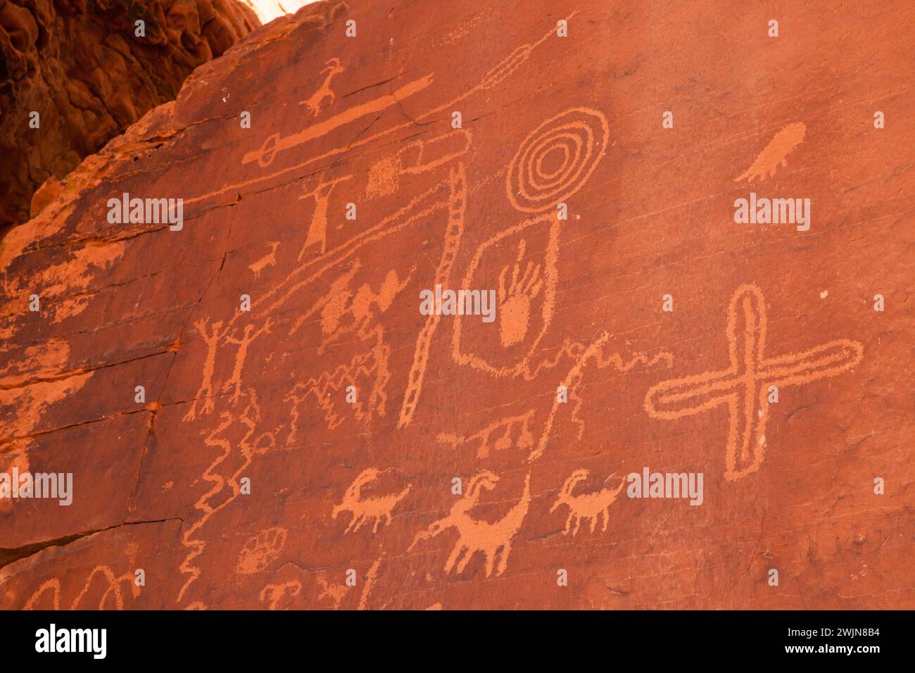 Atlatl Rock, un panneau d'art rupestre de pétroglyphe amérindien préhispanique dans le parc d'État de Valley of Fire dans le Nevada. Banque D'Images