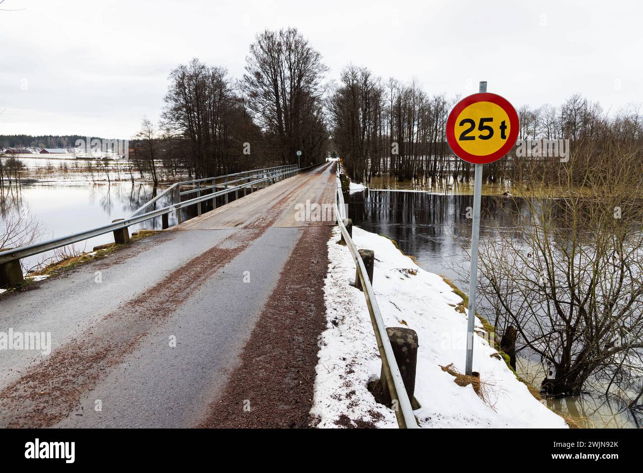 Mjölby, Suède. 16 février 2024. Zones inondées à Svartån, Hulterstad, juste au sud de Mjölby, Suède, vendredi après-midi. «La pluie et la fonte des neiges ont entraîné un débit élevé dans le fleuve Svartån, ce qui pourrait causer des inondations à proximité de l'infrastructure ferroviaire», écrit SMHI (l'Institut suédois de météorologie et d'hydrologie) sur son site Web. Crédit : Jeppe Gustafsson/Alamy Live News Banque D'Images