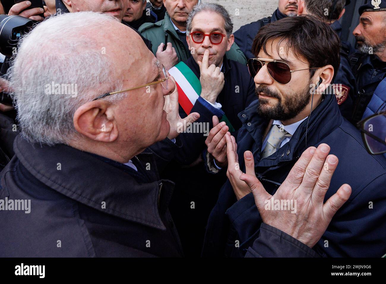 Roma, Italie. 16 février 2024. Foto Roberto Monaldo/LaPresse16-02-2024 Roma Politica Manifestazione dei sindaci e degli amministratori locali del sud contro la legge sull'autonomia differenziata Nella foto il Governatore della Campania Vincenzo de Luca viene bloccato dalla polizia davanti all'entrata del ministero per la Coesione 16-02-2024 Rome (Italie) manifestation des maires et des administrateurs locaux Italie du Sud contre la loi sur l'autonomie différenciée dans le pic Vincenzo de Luca Credit : LaPresse/Alamy Live News Banque D'Images