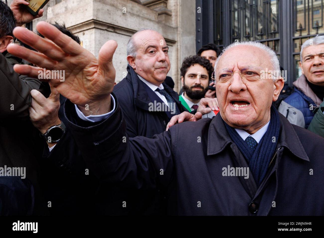 Roma, Italie. 16 février 2024. Foto Roberto Monaldo/LaPresse16-02-2024 Roma Politica Manifestazione dei sindaci e degli amministratori locali del sud contro la legge sull'autonomia differenziata Nella foto il Governatore della Campania Vincenzo de Luca viene bloccato dalla polizia davanti all'entrata del ministero per la Coesione 16-02-2024 Rome (Italie) manifestation des maires et des administrateurs locaux Italie du Sud contre la loi sur l'autonomie différenciée dans le pic Vincenzo de Luca Credit : LaPresse/Alamy Live News Banque D'Images